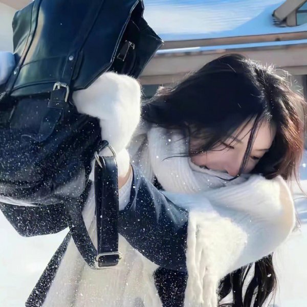 坐在酒吧里吃蛋糕